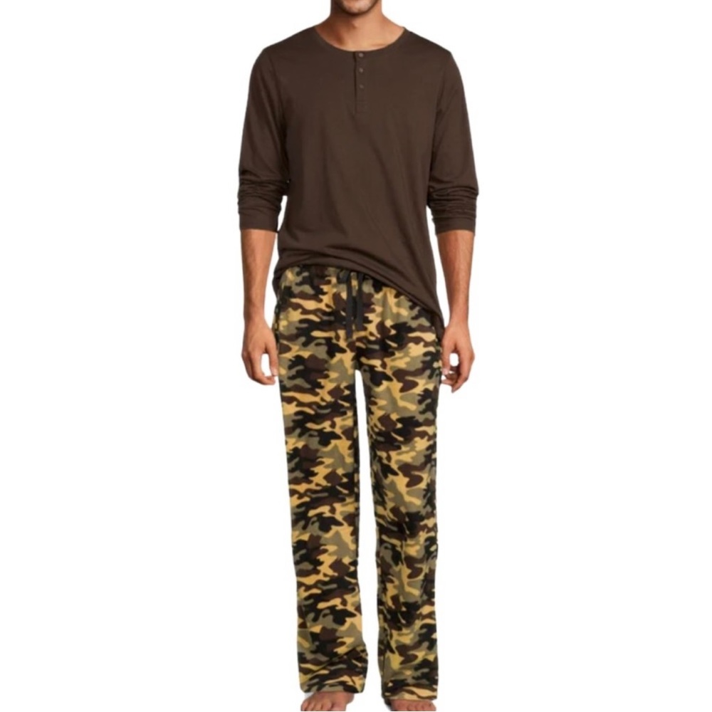 Cherokee PJ Set Men's 2 Piece Henley Top and Printed Pants
Sleepwear Size Large